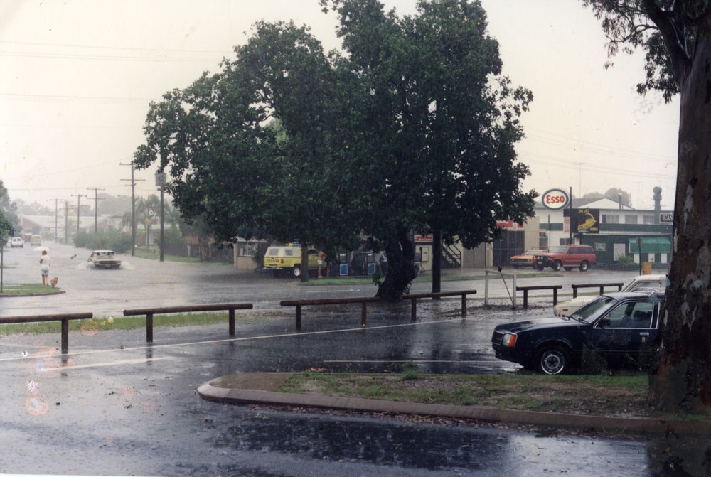 Flooding, Gympie Terrace, Noosaville, ca 1987-1992