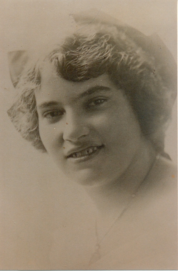 Portrait, Mena Sneesby, Cooroy, ca 1917