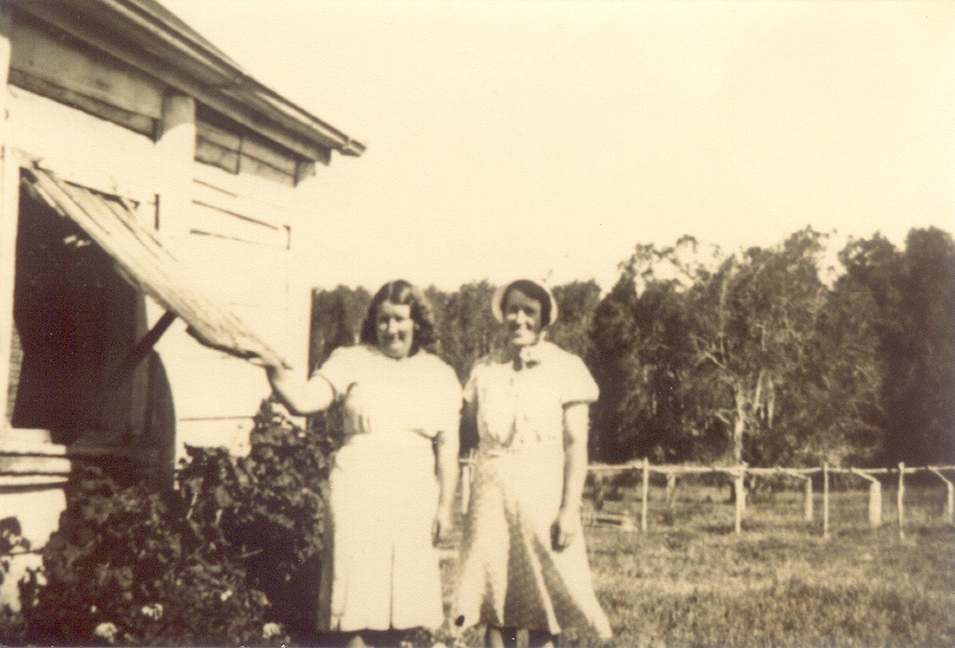 Mary Crang and Ruby Bunney, Crang family home, Lake Cootharaba, Mill Point, Como, 1920s