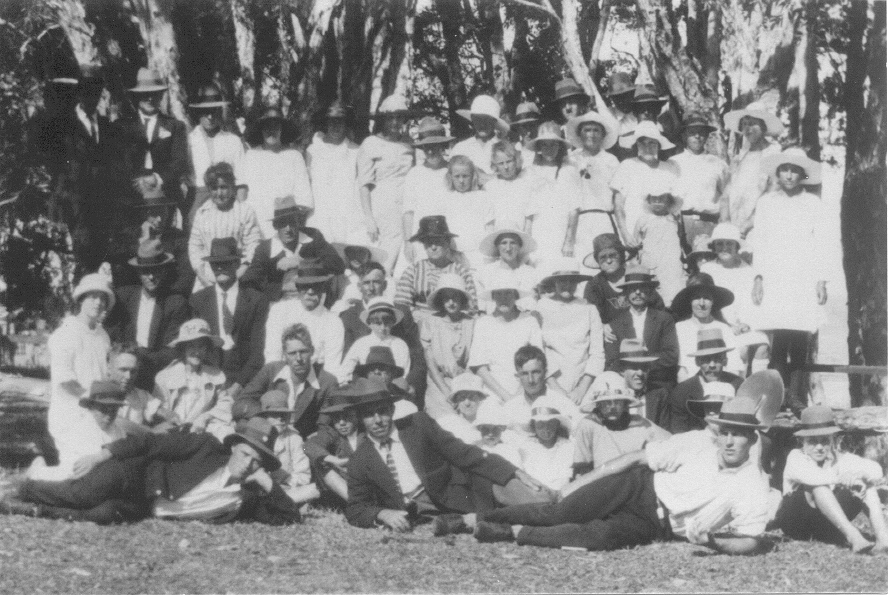 Picnickers, Kin Kin, Wahpunga and Moran Group school groups, Elanda Point, Como, ca 1924
