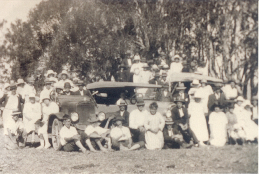 Picnickers, Kin Kin, Wahpunga and Moran Group school groups, Elanda Point, Como, ca 1924