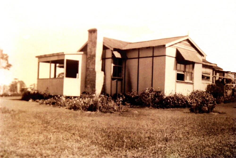 Dwelling, Cecil Potts' home, Lake Cootharaba, Mill Point, Como, 1950s