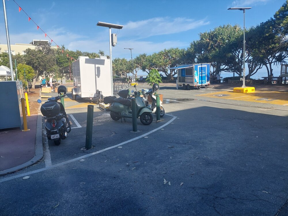 Holiday drop off zone, Noosa Main Beach carpark, Noosa Heads, 20 December 2025
