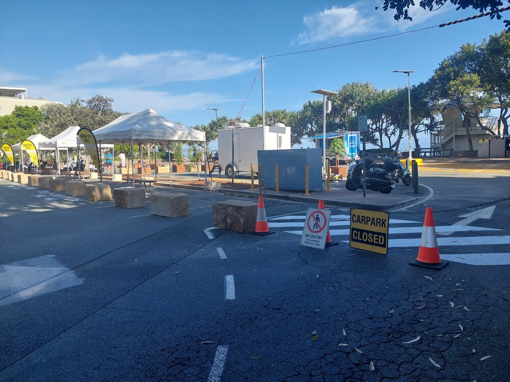 Holiday drop off zone, Noosa Main Beach carpark, Noosa Heads, 20 December 2025
