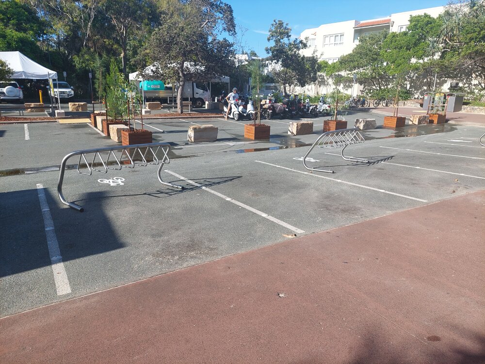 Holiday drop off zone, Noosa Main Beach carpark, Noosa Heads, 20 December 2025