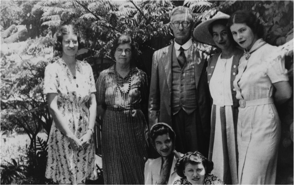 Informal family portrait, Mackinnon Family, Pomona, 1930s