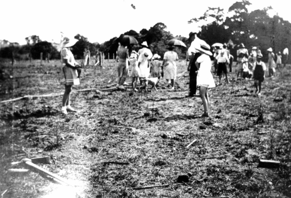 Planting day, Pinbarren Victory plot, Pinbarren School Reserve, Kin Kin Road, Pinbarren, 29 November 1941