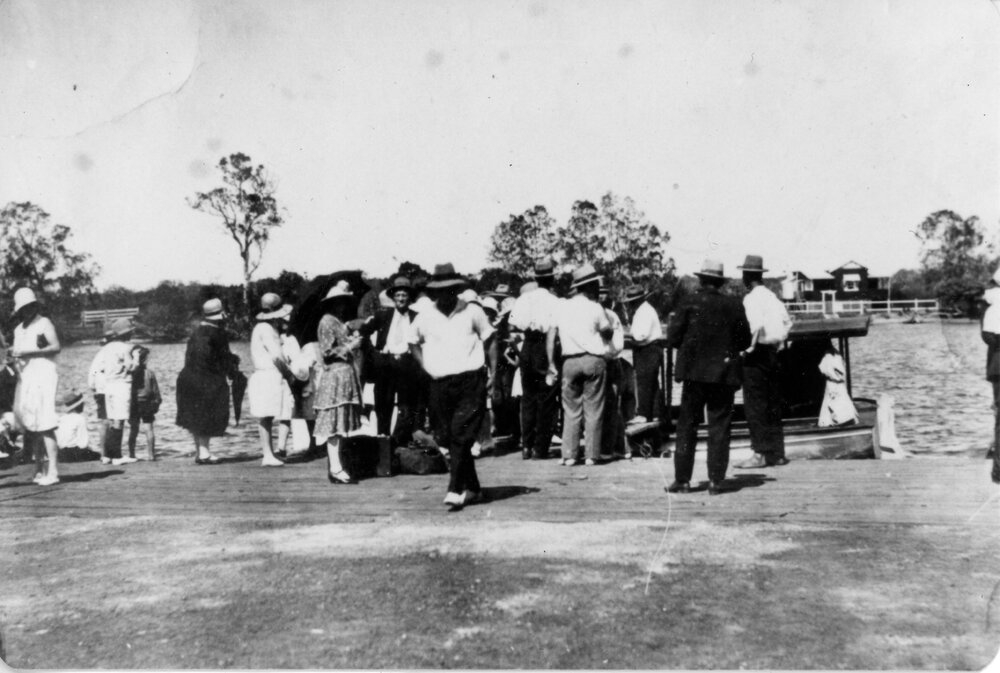 Passengers, public jetty, Tewantin, ca 1927