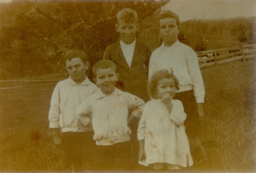 Informal  portrait, Ed Cash, Frank Cash, Harry Robb, Tom Cash and Ivy Robb, Skyring Creek, ca 1926