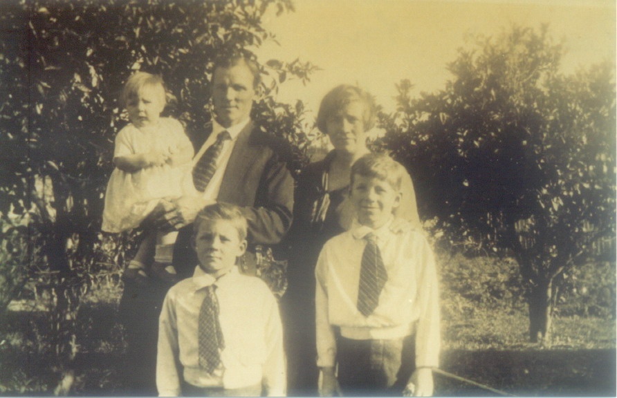Informal portrait, George, Anne, Bill, Walter and Joy Blanckensee, Skyring Creek, ca 1924