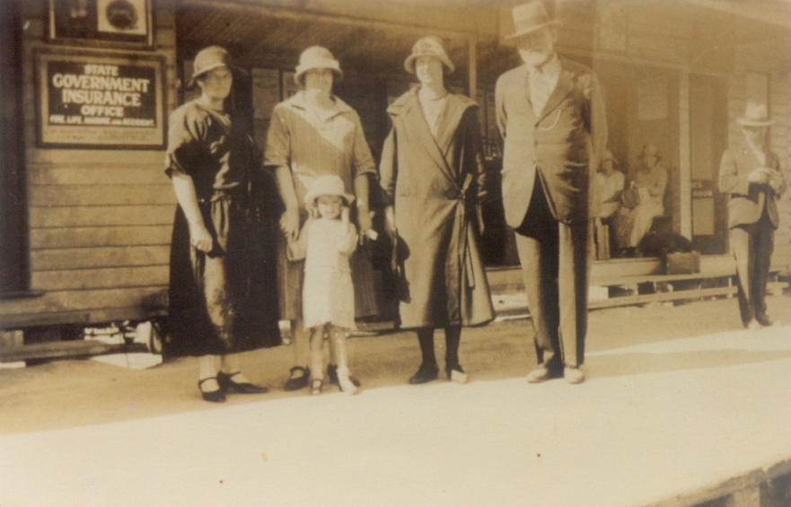 Informal portrait, train passengers, Pomona Railway Station, Pomona, 1920s