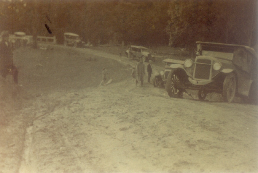 Returning picnickers, Skyring Creek