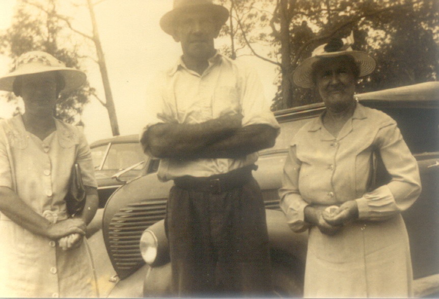 Mrs Beatrice Morris with Mr &amp; Mrs Ned Cash, Skyring Creek, 1940s