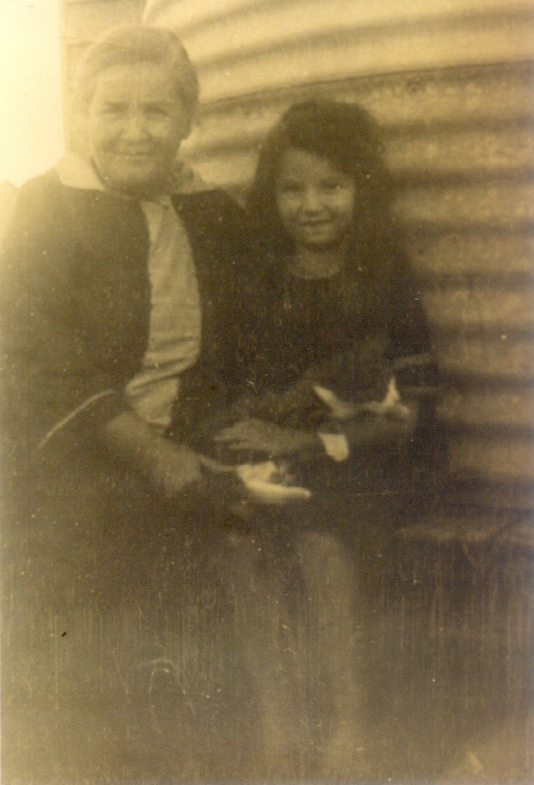 Mrs Albrecht, Ivy Robb and 'Little Audie (cat)', Skyring Creek, Federal, ca 1930s