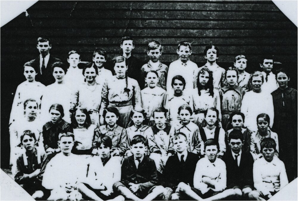 School photo, Pomona State School children and families, Pomona, 1918
