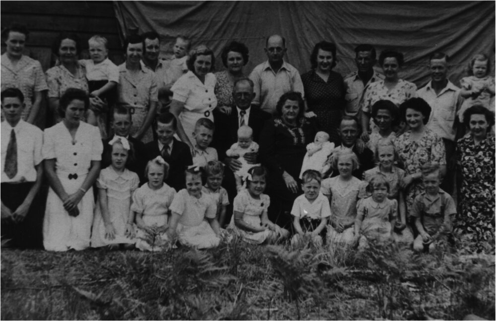 Informal portrait, extended Beal family, Pomona