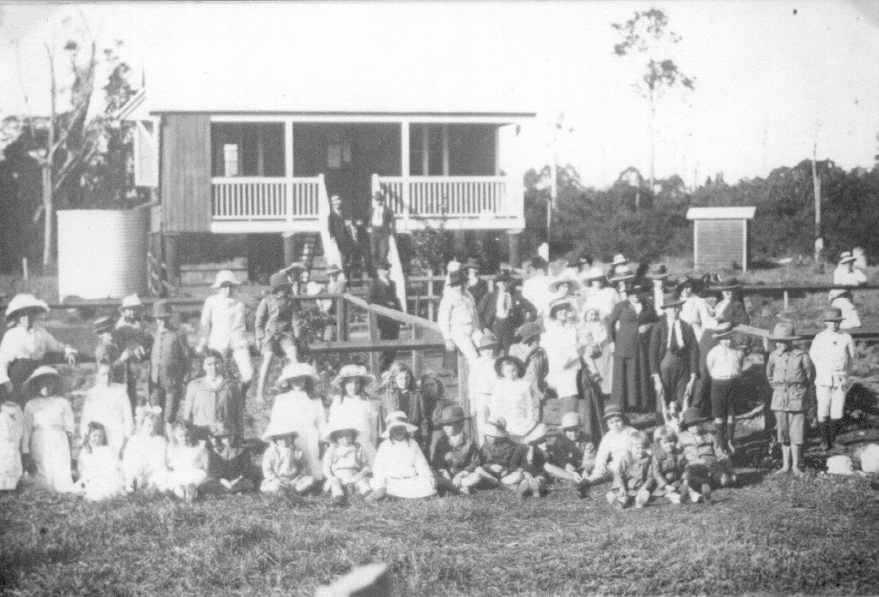 School group and parents, Wahpunga School, Wahpunga, Kin Kin, ca 1918