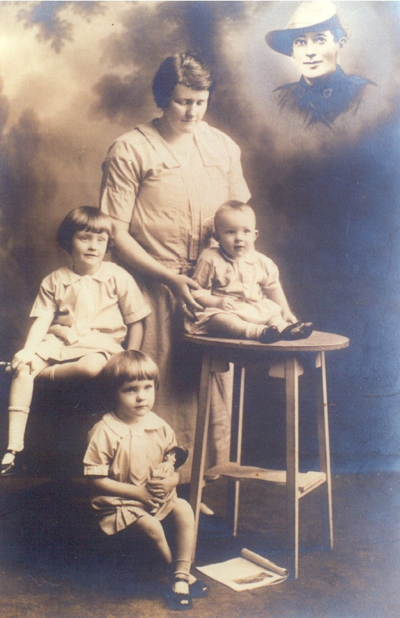 Family portrait, Mrs Emily Sanderson with her children Marjorie, Robert and Anne, ca 1928