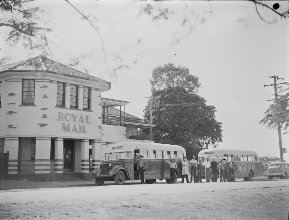 Buses leaving Royal Mail Hotel for Cooroy Railway Station, Tewantin, 1947