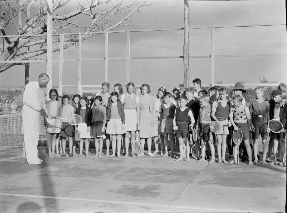 Edgar 'Gar' Moon with school group,  Tewantin, 1949