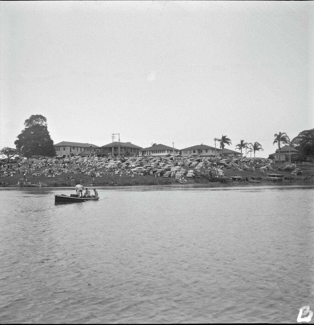 Spectators, Speedboat racing, Noosa River, Tewantin, 1 January 1951