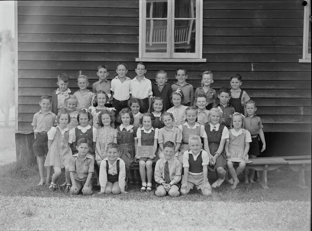 Class photo, Grades 1 - P4, Pomona Rural School, Pomona, 1947