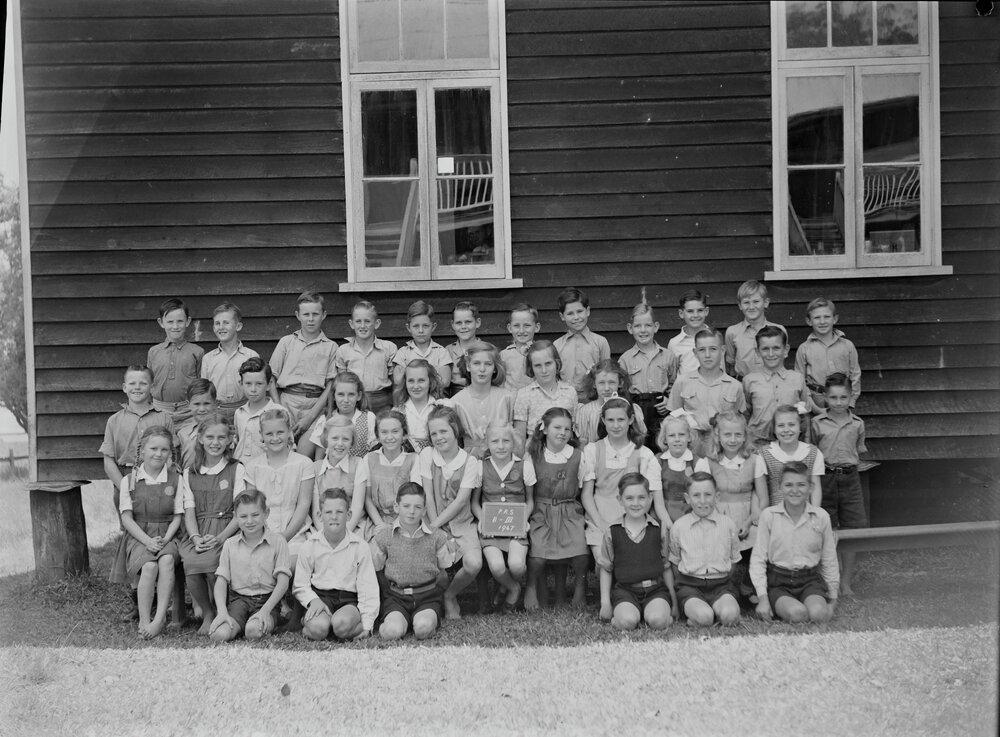 Class photo, Grades 2 - 3, Pomona Rural School, Pomona, 1947