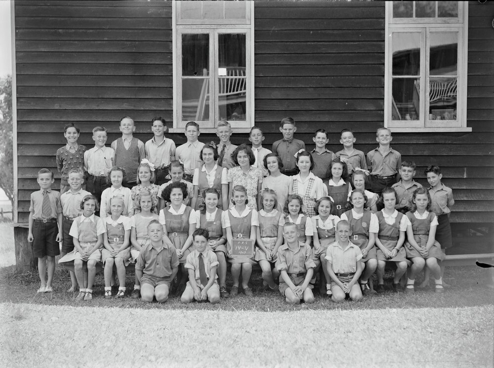 Class photo, Grades 4 - 5, Pomona Rural School, Pomona, 1947