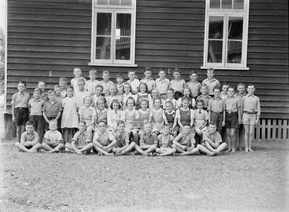 Class photo, Grades 2 - 4, Pomona Rural School, Pomona, 1948