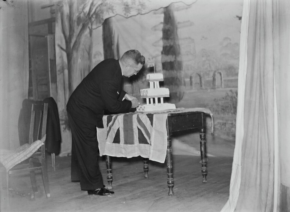 Cake cutting ceremony, opening of remodelled Pomona Memorial School of Arts, 6 Reserve Street, Pomona, 1947