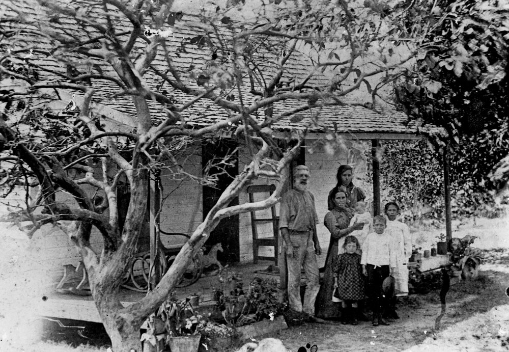 Ross family and dwelling, Gooloi Street, Tewantin, ca 1902