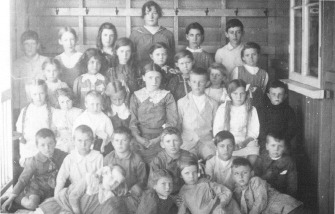 School group, Tinbeerwah State School, Tinbeerwah, ca 1917