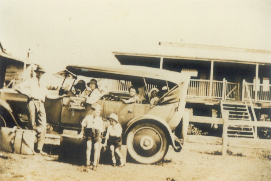 Lionel Donovan's Service car and passengers, Noosaville, before 1926