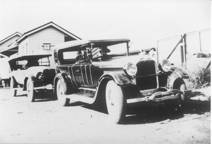 Lionel Donovan's Service cars and passengers, Cooroy Railway Station, Cooroy, 1920s