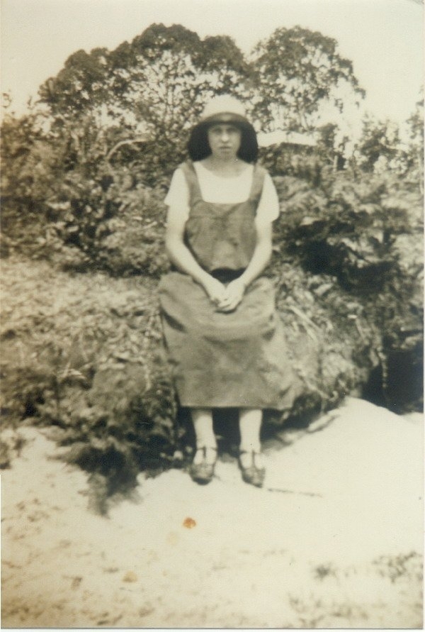 Informal portrait, Ivy Keyser, Noosaville, ca 1920