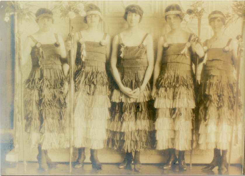 Fashionable ladies, Cootharaba, 1920s