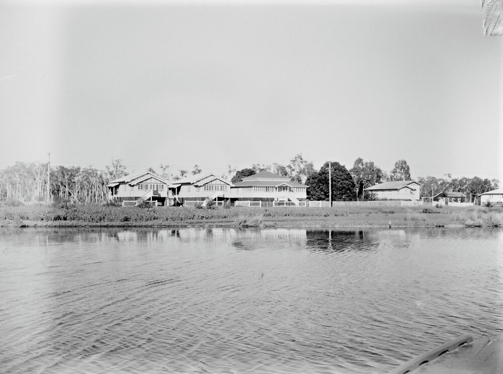 Dwellings and accommodation, Gympie Terrace, Noosaville, 1954
