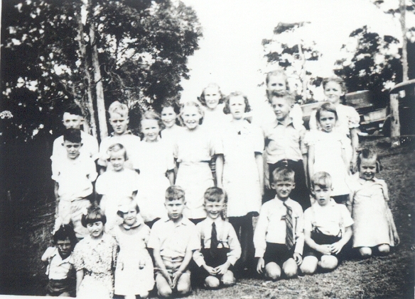 School group, Ridgewood State School, Cooroy, ca 1947