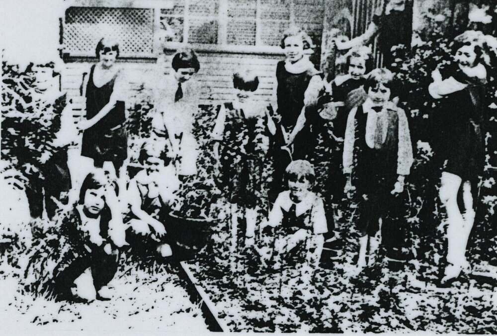 School group, Strathaird Private School, Pavilion Street, Pomona, ca 1920s