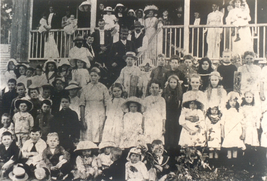 Students, parents and teachers, Cooran State School, Cooran, 1913