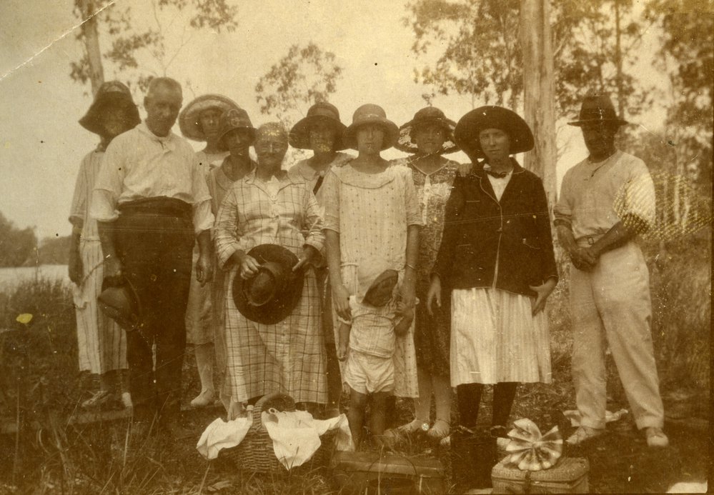 Olive and Betty Freeman (centre)