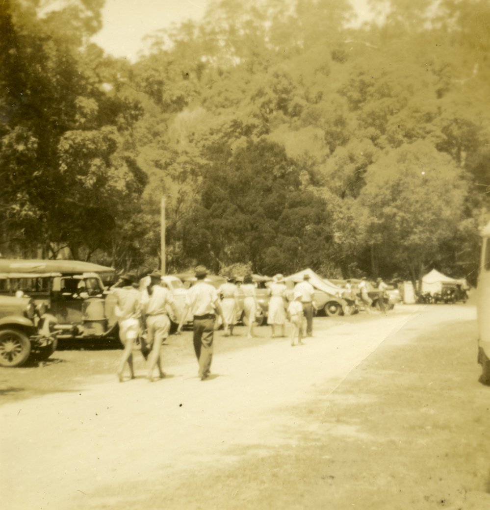 Gathering crowds, 26 December 1948