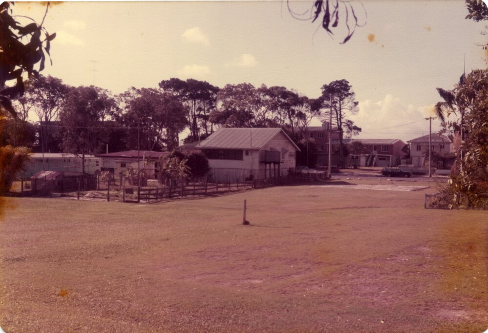 Old Noosa hanging on, Hastings Street, Noosa Heads, 25 September 1979