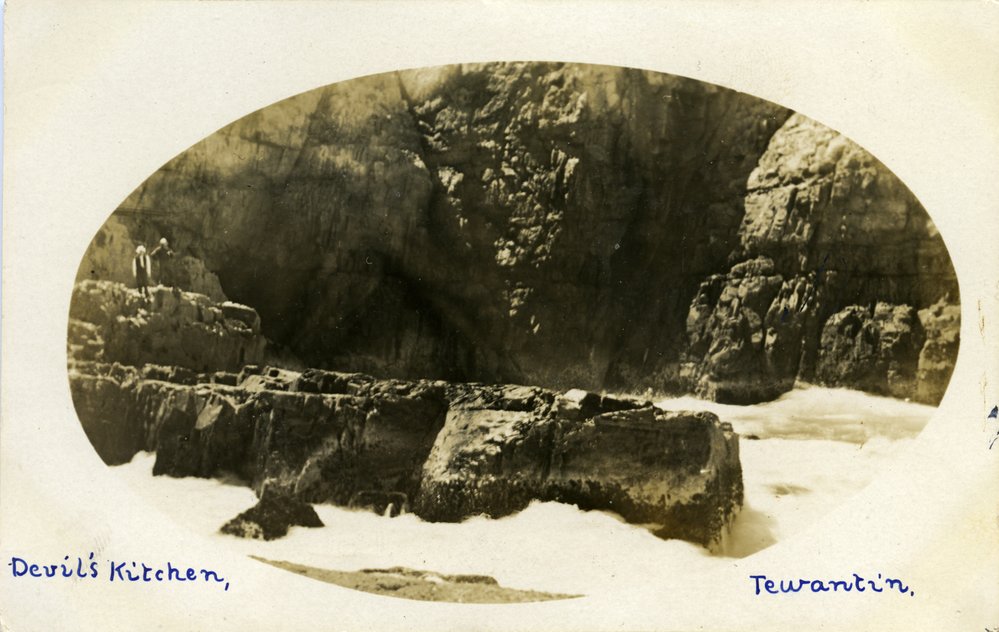 Daytrippers, Devil's Kitchen, Noosa National Park, Noosa Heads , ca 1900s