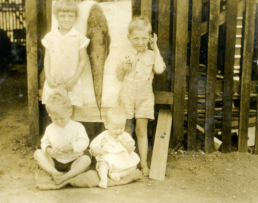 Dorothy, Alan, Richard and Donny Dunstan (l-r), Wallace House, Noosaville, Christmas 1931