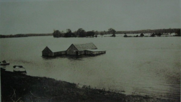 Going under, flooding, Noosa River, Noosaville, February 1931