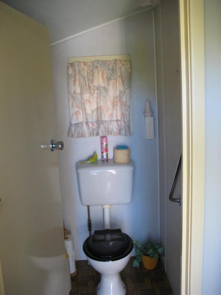 Toilet, Tait Duke Cottage, 84 Poinciana Avenue, Tewantin, 17 April 2009