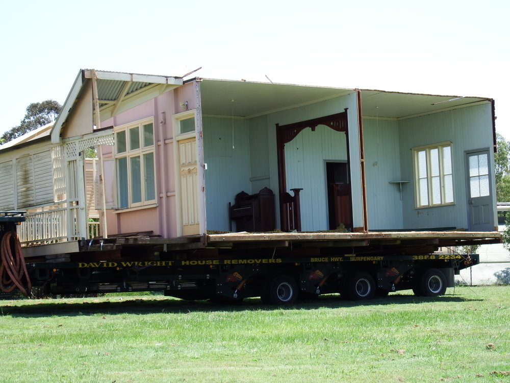 Tait Duke cottage moving to Earl Street, Wallace Park, Eumundi Road, Noosaville, 22 October 2015