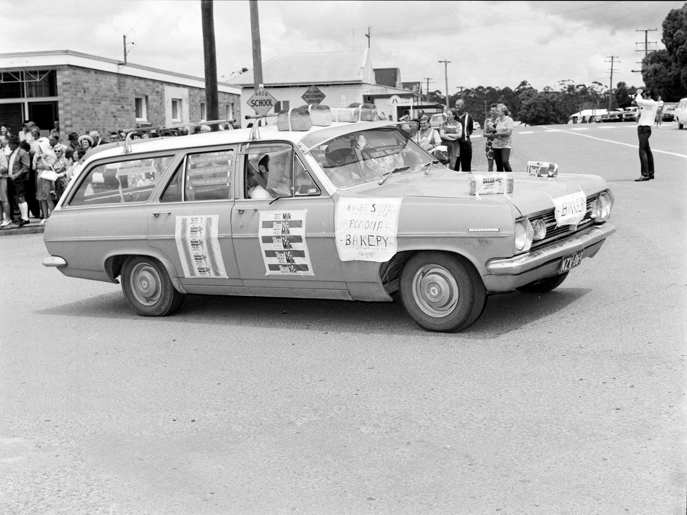 RA &amp; BF Smith's Pomona Bakery decorated station wagon, Pomona School's 75th anniversary celebrations, 15 November, 1972 