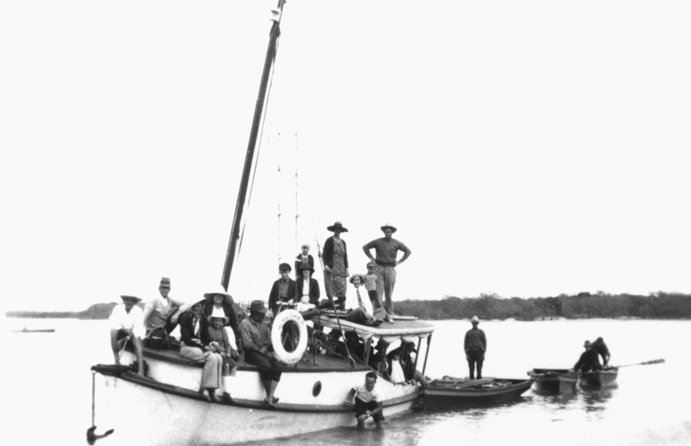 'Miss Tewantin' coming ashore with group of fishermen, Tewantin, 1930 
